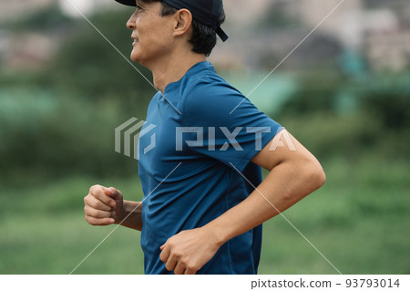 middle man enjoying running 93793014