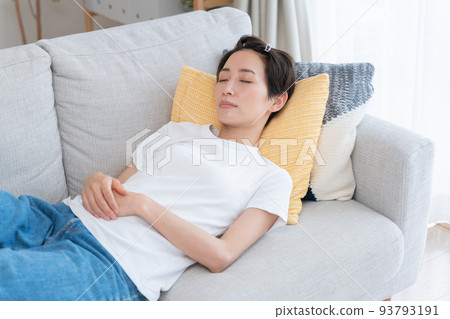 Middle woman sleeping on the sofa (nap, sleep, fatigue) 93793191