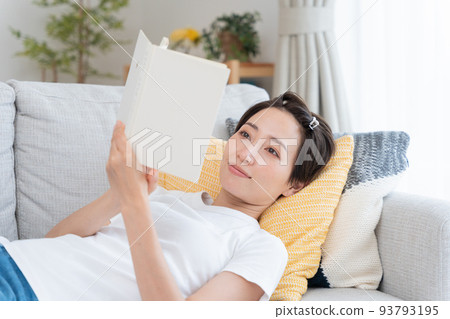 看書的中年女性（假期、愛好、閱讀、學習） 93793195