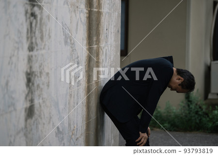 沮喪的商人/消極的中年人 93793819