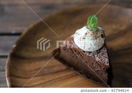 切巧克力蛋糕裝飾著新鮮奶油和薄荷 93794624