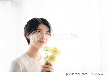 一個美麗的女人拿著鮮花為美麗等的形象。 一個美麗的女人拿著鮮花為美麗等的形象。 93795378