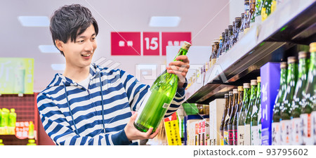 一個年輕人在超市買酒 93795602