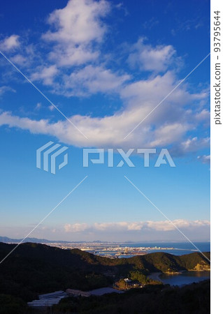 從德島縣姬峰山遠眺大神子海岸、鳴門市和淡路島 93795644