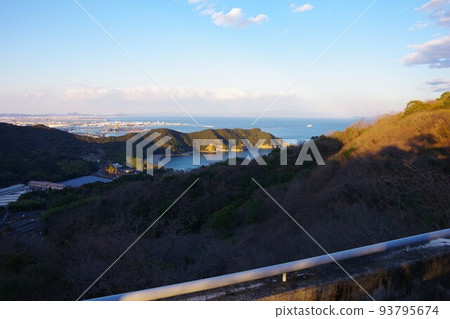 從德島縣姬峰山遠眺大神子海岸、鳴門市、淡路島和沼島 93795674