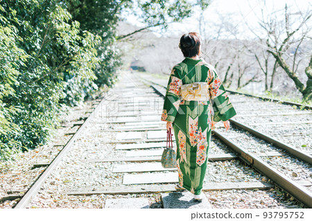 一個穿著和服走在蹴上斜坡上的女人 93795752