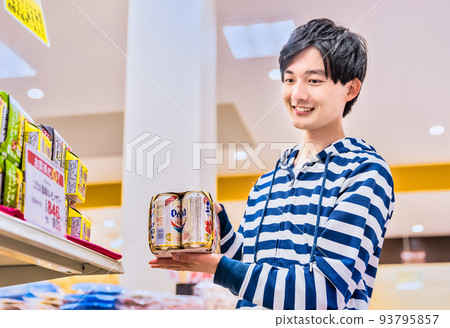 年輕人在超市買啤酒 93795857