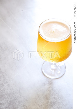冰鎮啤酒,氣泡細膩 冰鎮啤酒,氣泡細膩 93797638