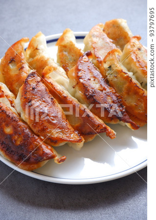 外皮酥脆,內裡多汁的烤餃子。 外皮酥脆,內裡多汁的烤餃子。 93797695