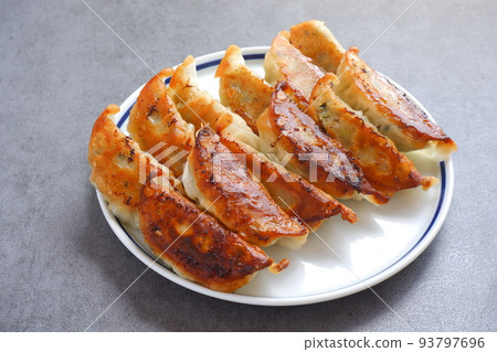 外皮酥脆，內裡多汁的烤餃子。 93797696