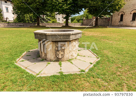 Ancient Medieval Stone Water Well in Spilimbergo - Friuli-Venezia Giulia Italy Ancient Medieval Stone Water Well in Spilimbergo - Friuli-Venezia Giulia Italy 93797830