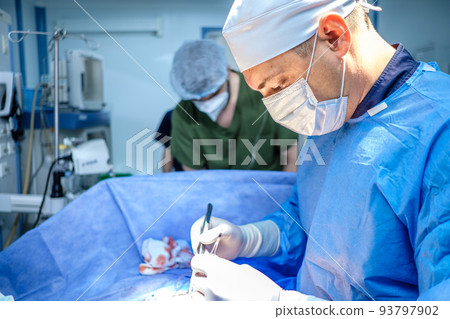 The surgeon performs surgery. 93797902