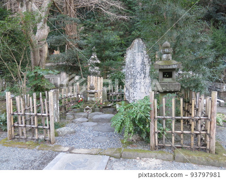 Ichimanokimi Sodezuka (Ichiman no Sodezuka) at Myohonji Temple in Kamakura City Ichimanokimi Sodezuka (Ichiman no Sodezuka) at Myohonji Temple in Kamakura City 93797981