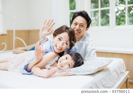 父母和孩子在床上消磨時光 父母和孩子在床上消磨時光 93798011