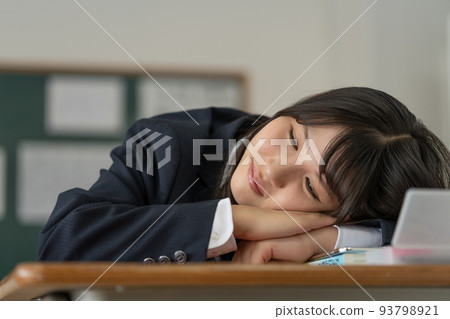 擔心放學時趴在桌子上的女高中生 擔心放學時趴在桌子上的女高中生 93798921