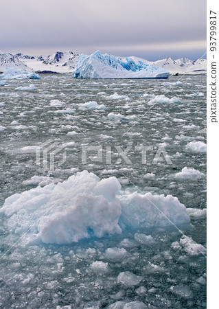 Deep Blue Iceberg, Nordvest-Spitsbergen National Park, Norway 93799817