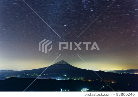 禦坂山和雪頭山的富士山和星空 禦坂山和雪頭山的富士山和星空 93800240