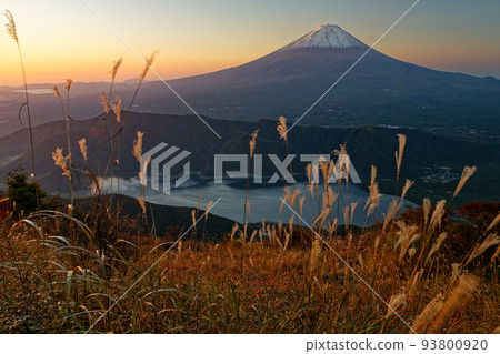 從禦坂山和富士山看日出時的富士山和西湖 從禦坂山和富士山看日出時的富士山和西湖 93800920