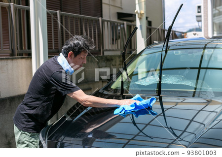 A man who washes cars A man who washes cars 93801003