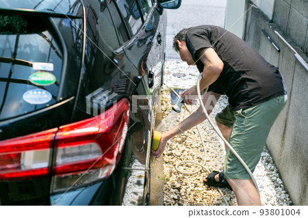 A man who washes cars 93801004