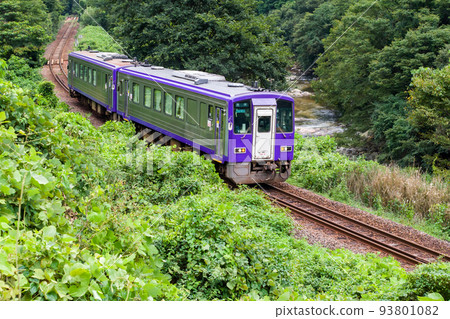 [Kansai Main Line] Train running along the valley 93801082