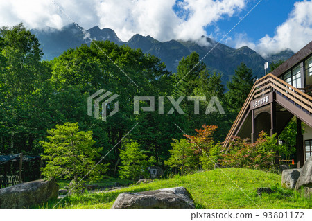 從岐阜縣新穗高索道白樺平站仰望的笠岳 從岐阜縣新穗高索道白樺平站仰望的笠岳 93801172