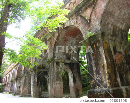 Nanzenji Suidokaku and blue maple 93801598