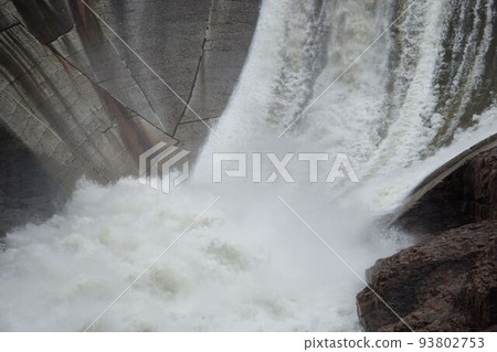 風雨如磐的泥濘小溪 93802753