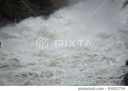 風雨如磐的泥濘小溪 風雨如磐的泥濘小溪 93802754