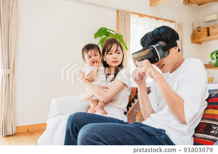 一家人在客廳裡戴著 VR 眼鏡 93803079