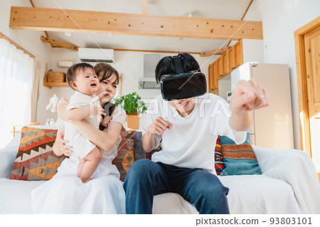 一家人在客廳裡戴著 VR 眼鏡 一家人在客廳裡戴著 VR 眼鏡 93803101