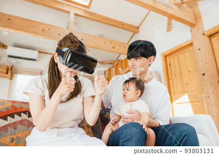一家人在客廳裡戴著 VR 眼鏡 93803131