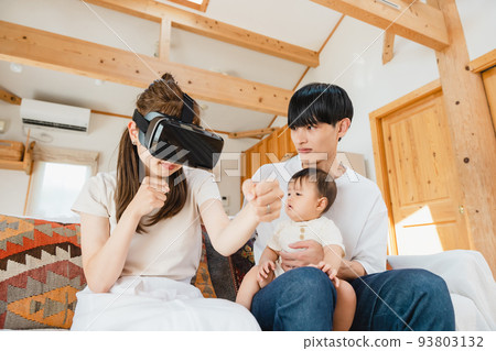 一家人在客廳裡戴著 VR 眼鏡 一家人在客廳裡戴著 VR 眼鏡 93803132
