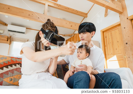 一家人在客廳裡戴著 VR 眼鏡 一家人在客廳裡戴著 VR 眼鏡 93803133
