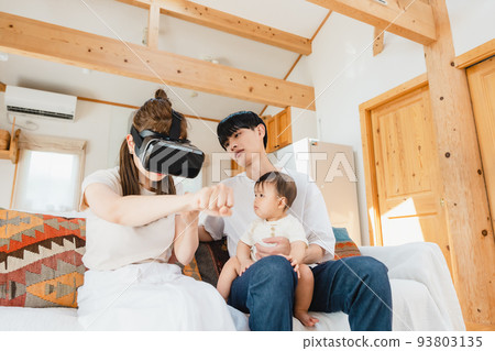 一家人在客廳裡戴著 VR 眼鏡 一家人在客廳裡戴著 VR 眼鏡 93803135