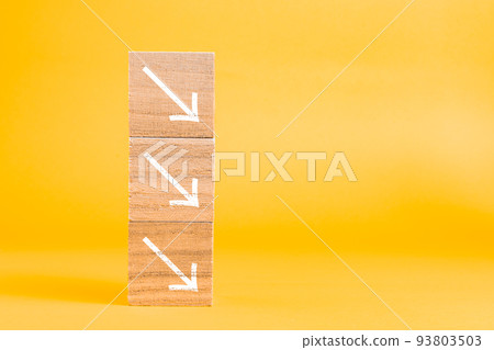 帶有三個向下箭頭的黃色背景 93803503