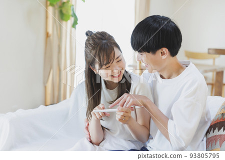 一對夫婦很高興對妊娠試驗藥物產生積極反應 93805795
