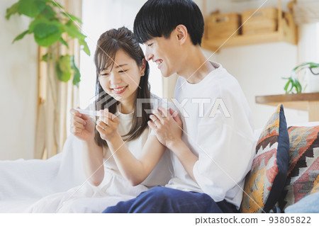 一對夫婦很高興對妊娠試驗藥物產生積極反應 一對夫婦很高興對妊娠試驗藥物產生積極反應 93805822