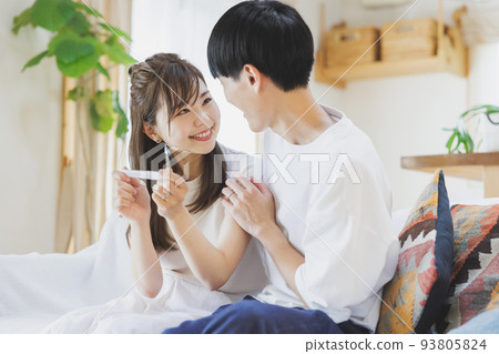 一對夫婦很高興對妊娠試驗藥物產生積極反應 93805824