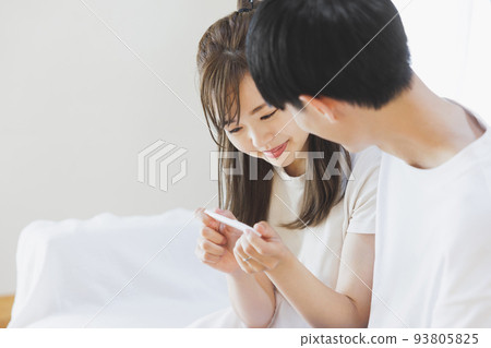 一對夫婦很高興對妊娠試驗藥物產生積極反應 93805825