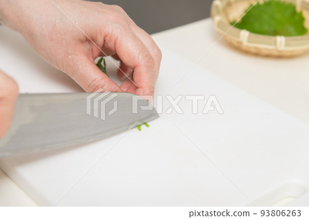 [將捲好的紫蘇葉切成細條做調味品] 93806263