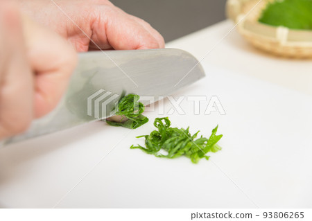 [將捲好的紫蘇葉切成細條做調味品] 93806265