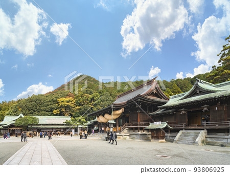 [九州/福津] 以宮地山為背景的宮地岳神社前神社的大島輪繩索。 93806925