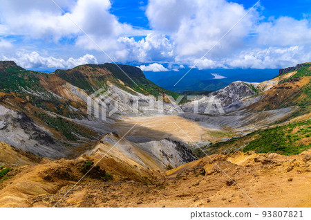夏季 Adatara 山和周圍山脈的爆炸性火山口 夏季 Adatara 山和周圍山脈的爆炸性火山口 93807821