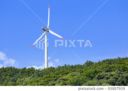 山脊上的風力渦輪機螺旋槳 山脊上的風力渦輪機螺旋槳 93807939
