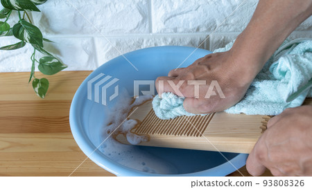 在木製洗衣板上洗滌 93808326