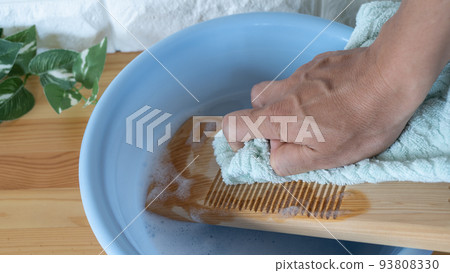 在木製洗衣板上洗滌 在木製洗衣板上洗滌 93808330