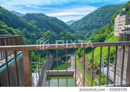 Sonohara Dam View from the top to the bottom of the dam Early summer scenery Sonohara Dam View from the top to the bottom of the dam Early summer scenery 93808599