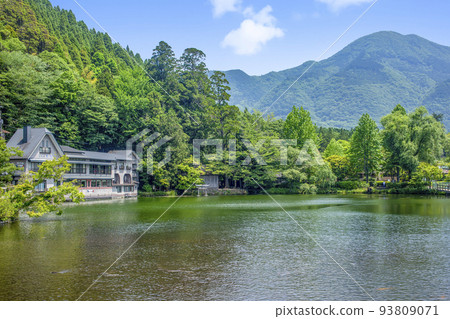 Fresh green Yufuin Kinka Lake 93809071