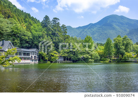 新鮮的綠色湯布院金卡湖 新鮮的綠色湯布院金卡湖 93809074